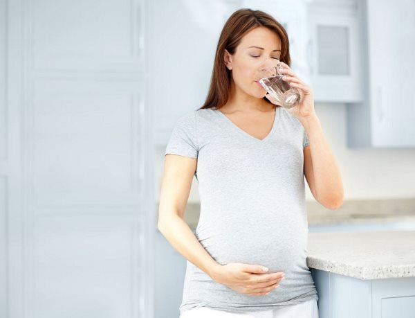 Chăm sóc sức khỏe mẹ bầu: Uống đủ nước