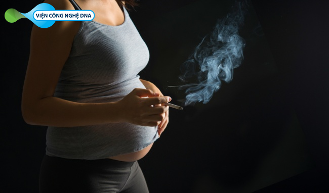 Mẹ bầu cần tránh hít phải khói thuốc để tránh sảy thai những tháng đầu 