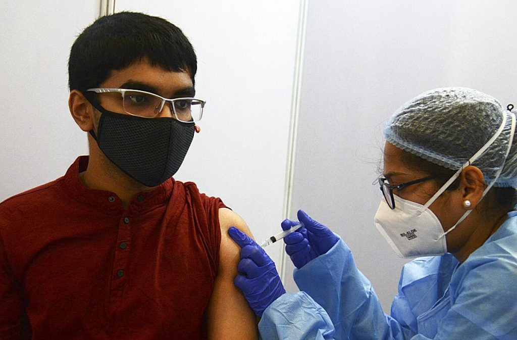 Một người được tiêm vaccine công nghệ DNA chống Covid-19