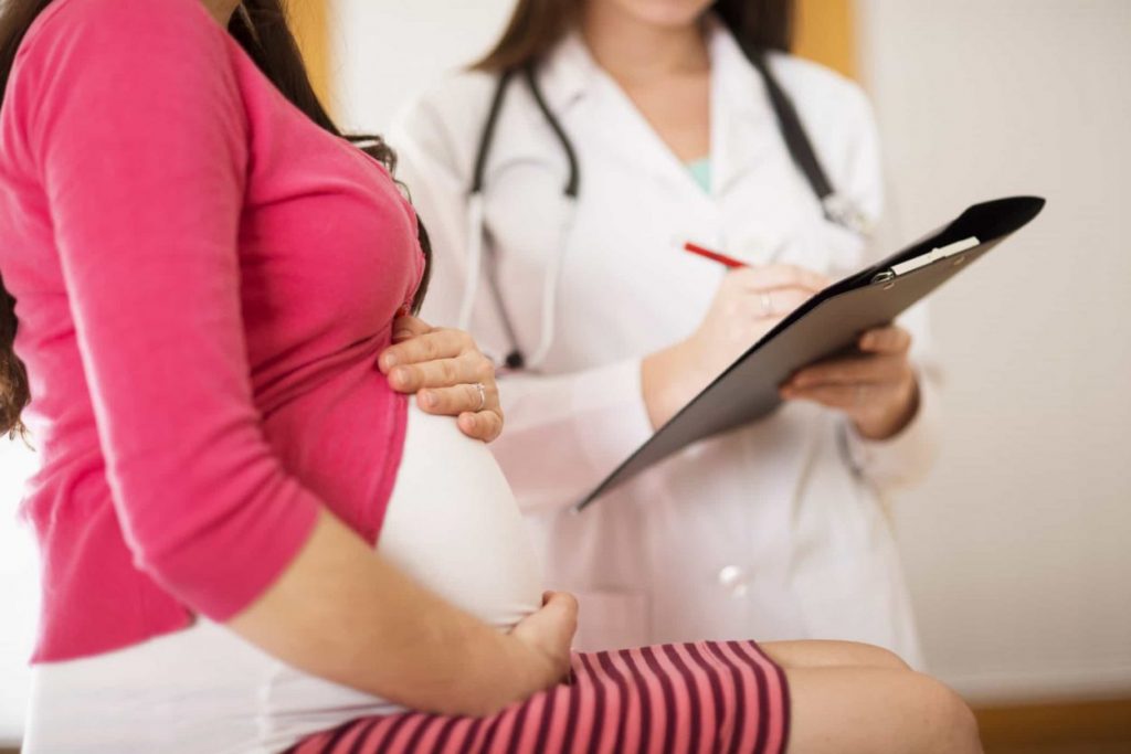 Với kết quả Double Test nguy cơ cao, mẹ bầu sẽ được bác sĩ chỉ định thực hiện xét nghiệm NIPT, hoặc chọc ối, sinh thiết gai nhau.