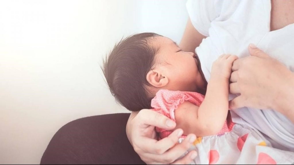 Những lợi ích của việc nuôi con bằng sữa mẹ về cơ bản là vượt trội hơn so với nguy cơ có thể lây nhiễm hay những bệnh tật liên quan đến Covid-19.
