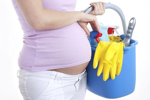 Thói quen tiếp xúc hóa chất thường xuyên của mẹ bầu có thể gây hại cho thai nhi