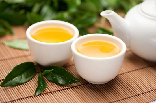 Uống trà xanh cũng giúp ngăn chặn sự phát triển của các tế bào ung thư vú