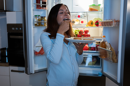 Mẹ bầu không nên ăn đêm quá no để tránh ợ chua