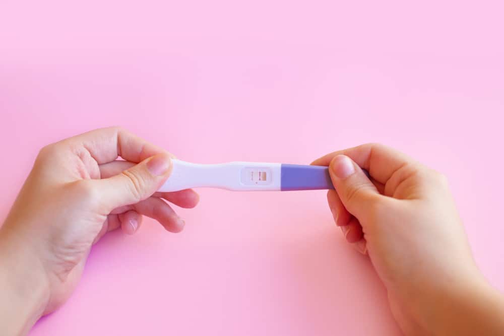 Nếu kết quả que thử thai 1 vạch đậm 1 vạch mờ thì có nghĩa là gì?
